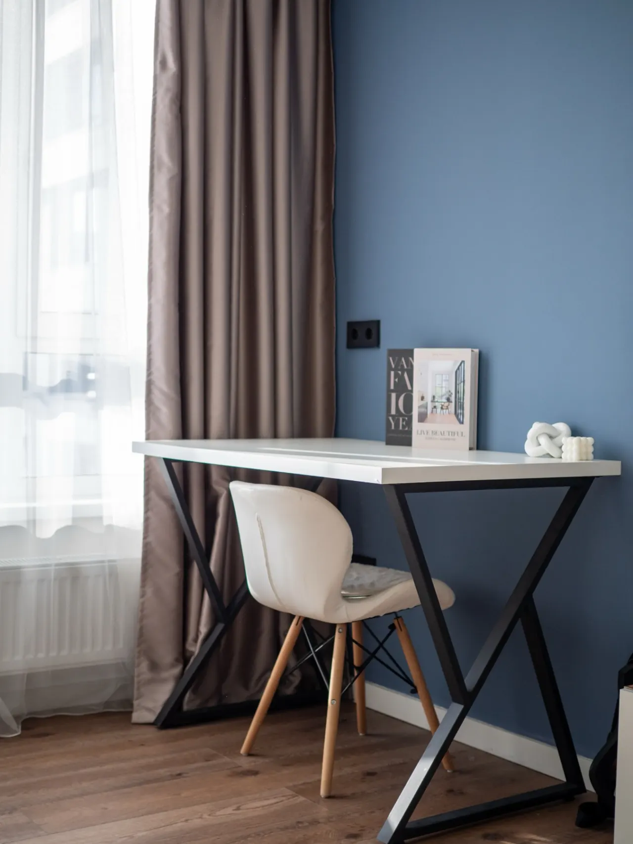 Dedicated work desk with a view over the city