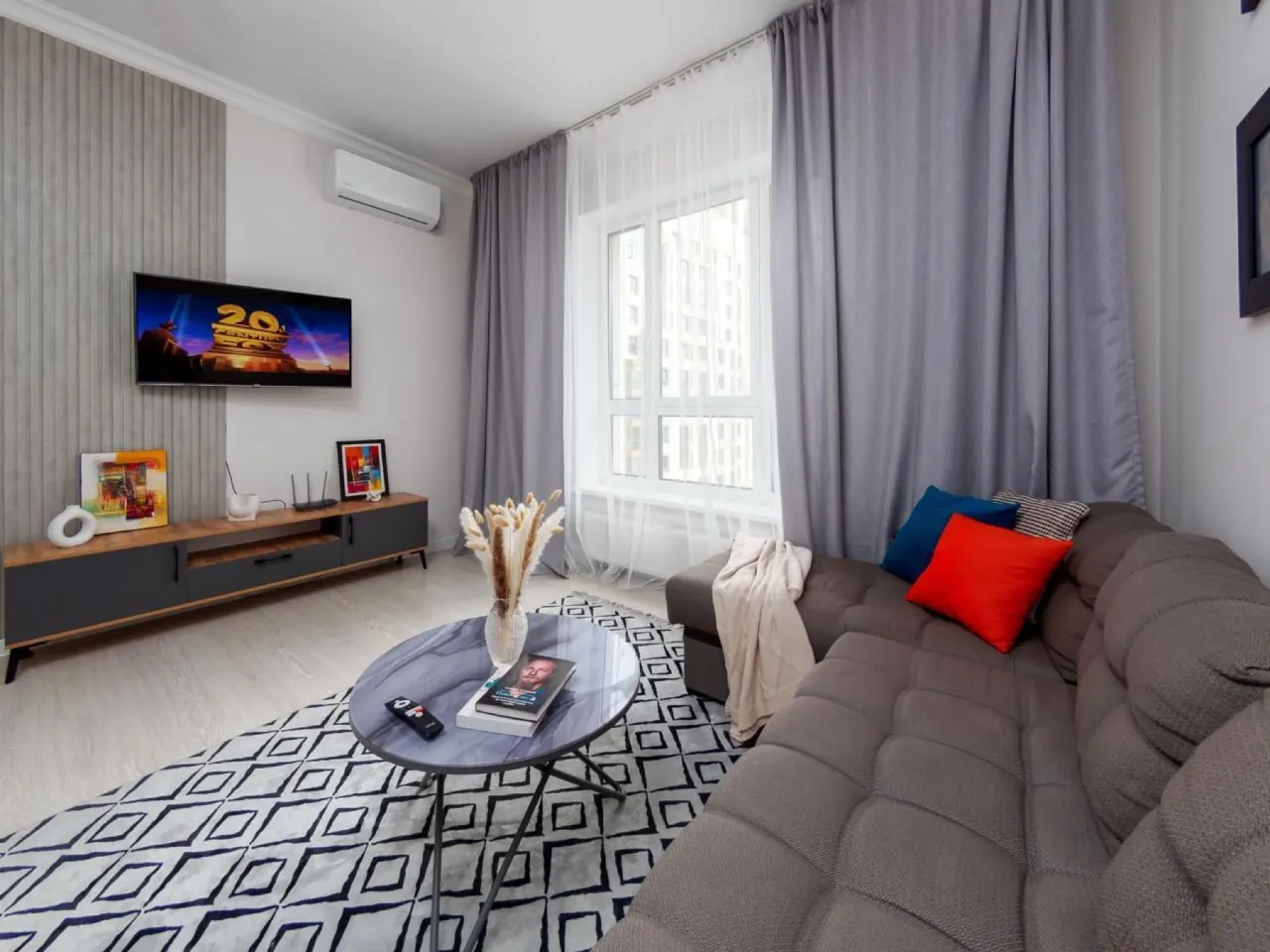 Corner sofa with accent cushions