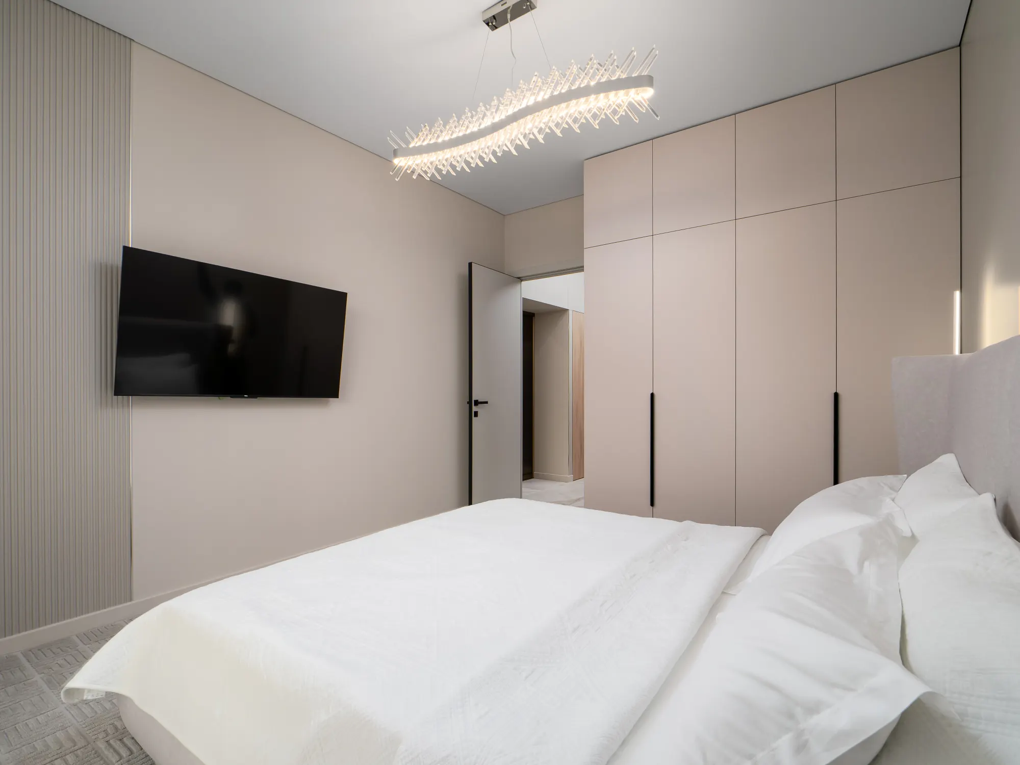 Sleeping area and wardrobe wall
